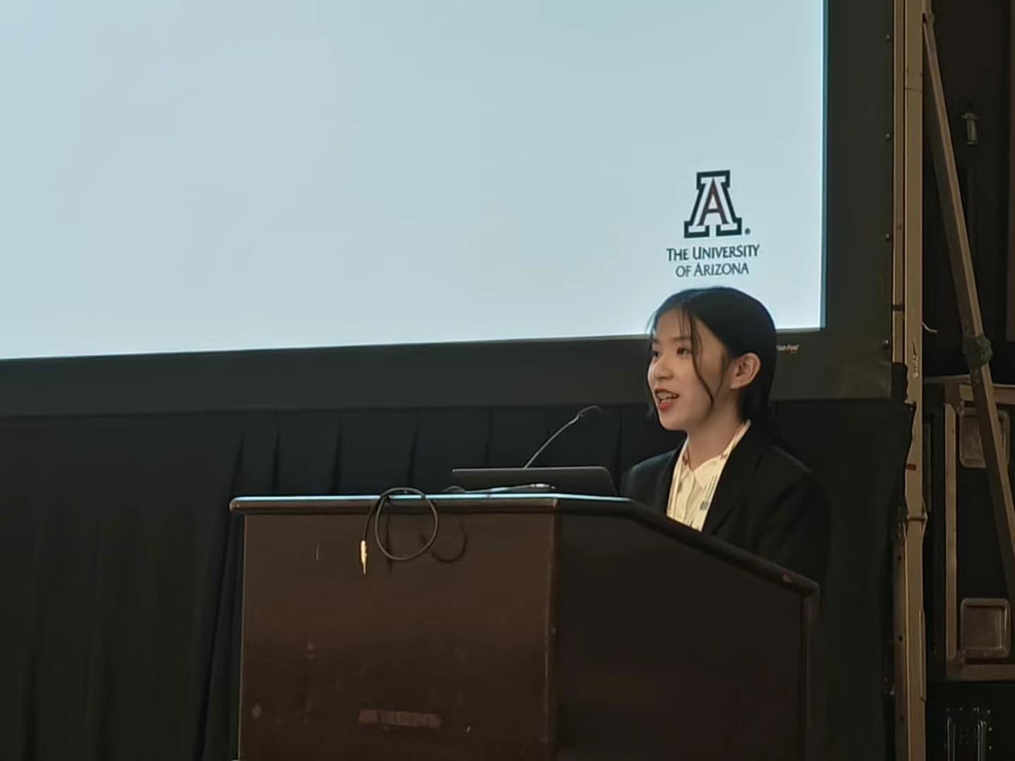 Yuxin Lin presenting at a 2024 Academy of Management symposium.
