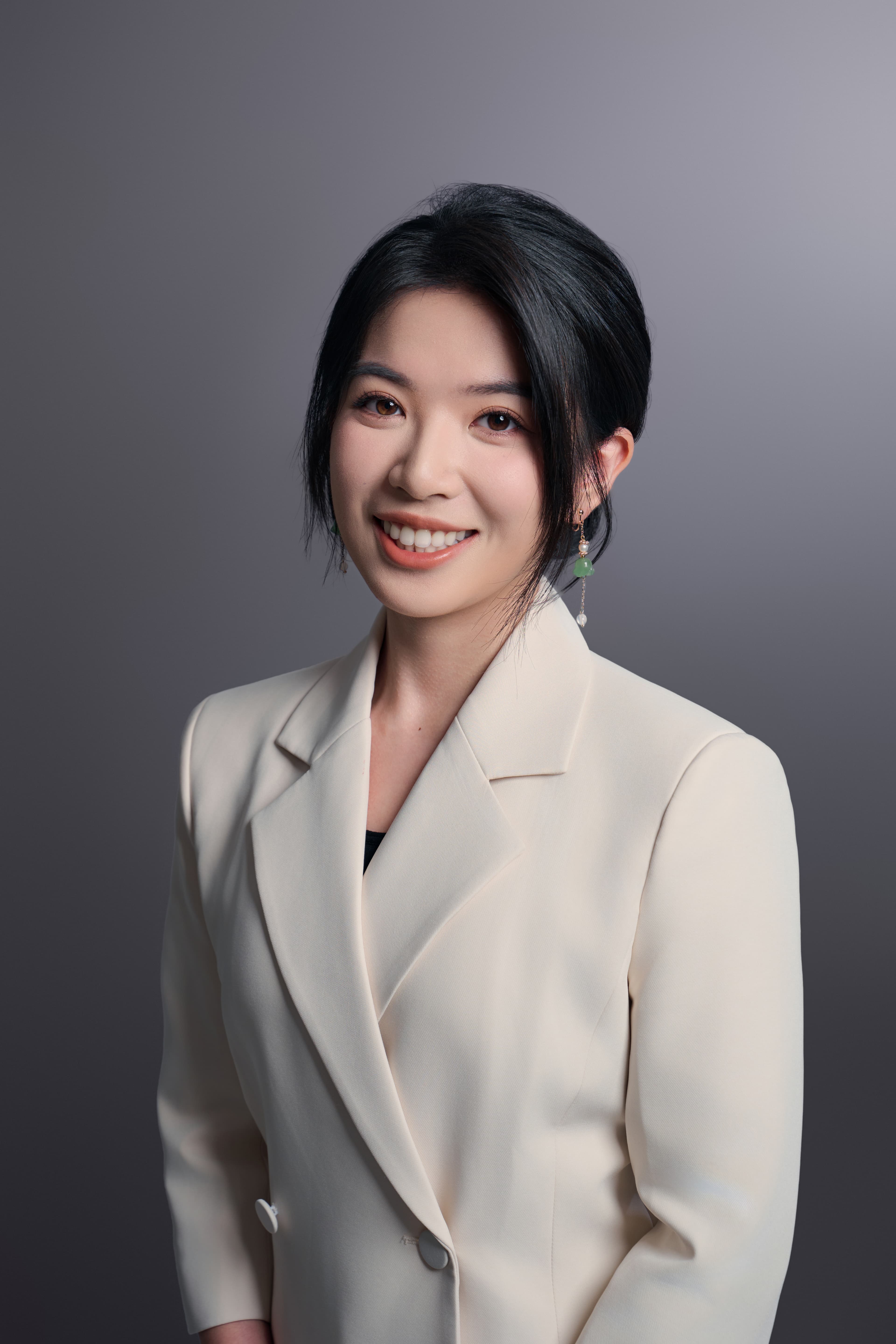 Professional headshot of Yuxin Lin.